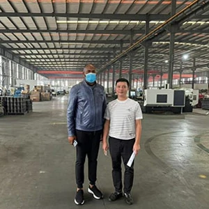 Foto bersama tamu di pabrik