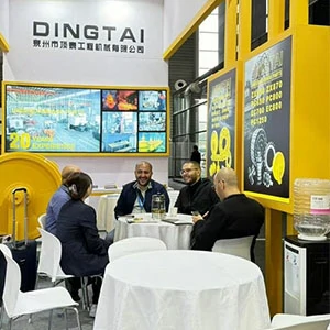 Minum teh dan berdiskusi bisnis dengan pelanggan di pameran.